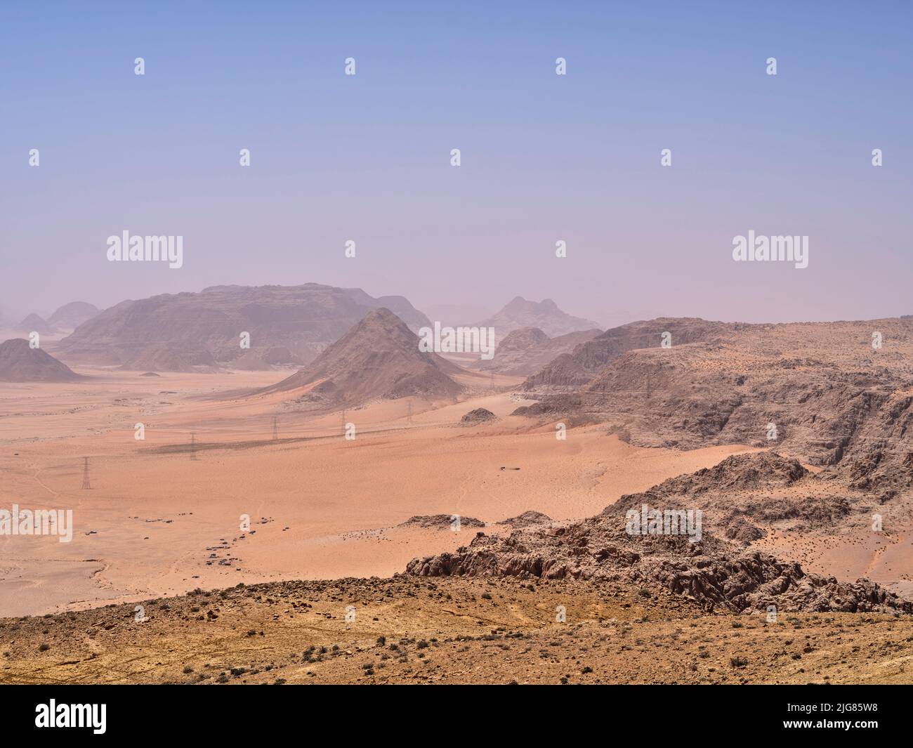 Niedrige Ansicht von Wadi Rum, Jordanien, von Ras al Naqab. Stockfoto