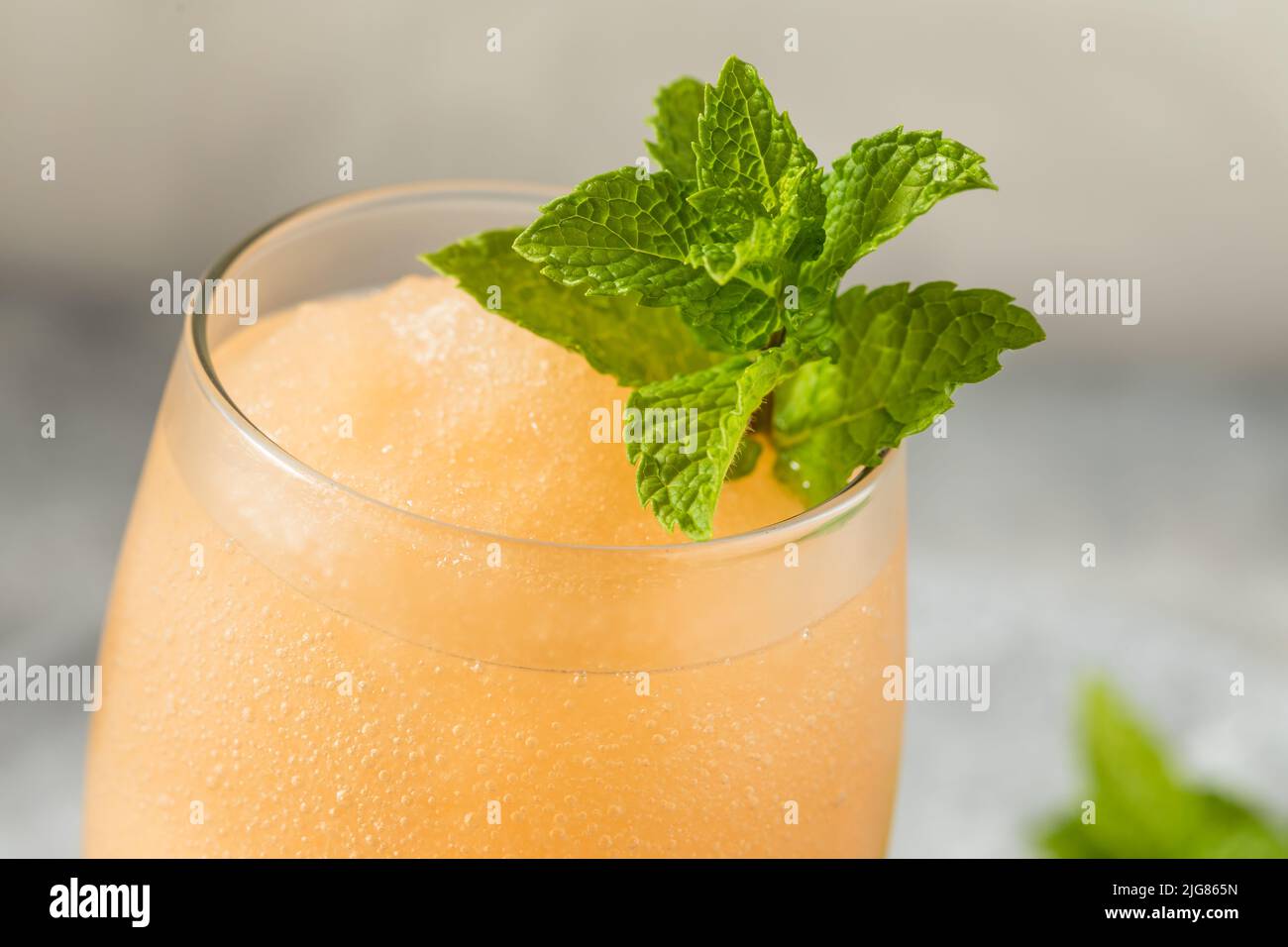 Boozy Frozen Rum Planters Punch mit Limette und Minze Stockfoto