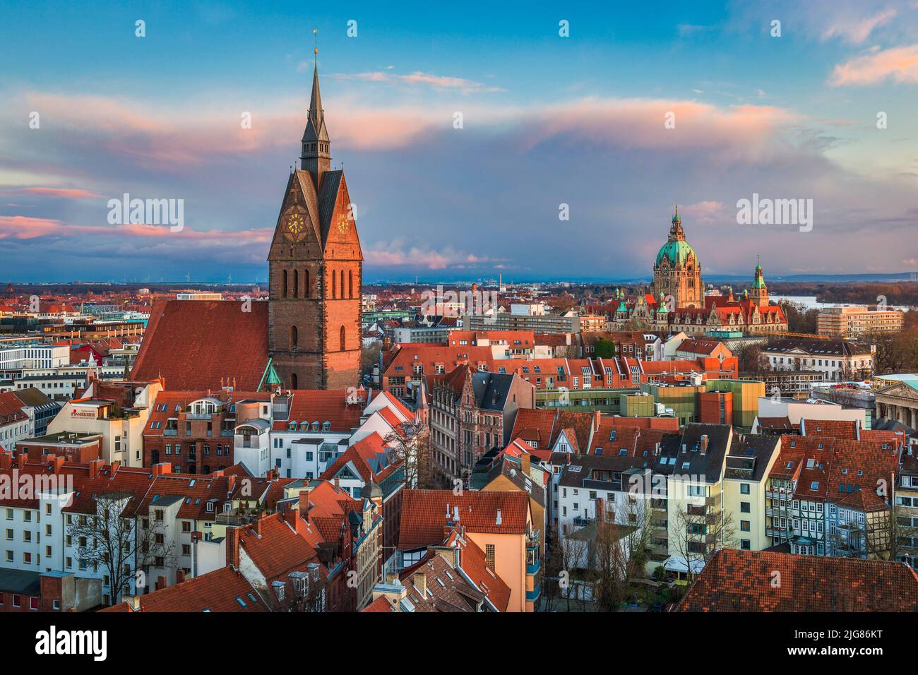 Altstadt von Hannover mit der Marktkirche im Vordergrund und dem Rathaus im Hintergrund, Deutschland Stockfoto