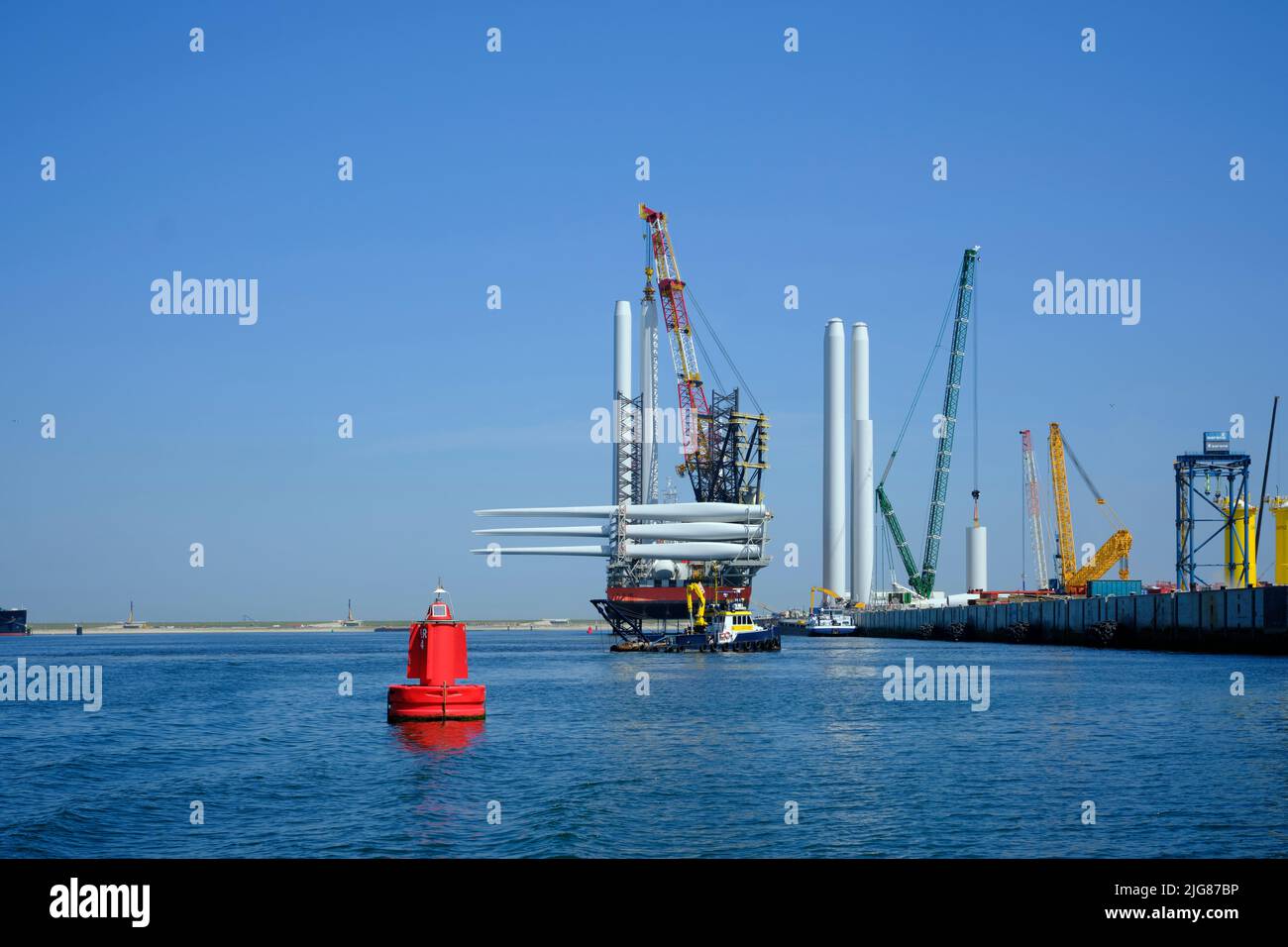 Ein großes Offshore-Schiff mit Kran und Hubschrauberlandeplatz ist im Hafen von Rotterdam vertäut. Ein Jack-up-Schiff für den Einsatz in der Offshore-Windindustrie Stockfoto