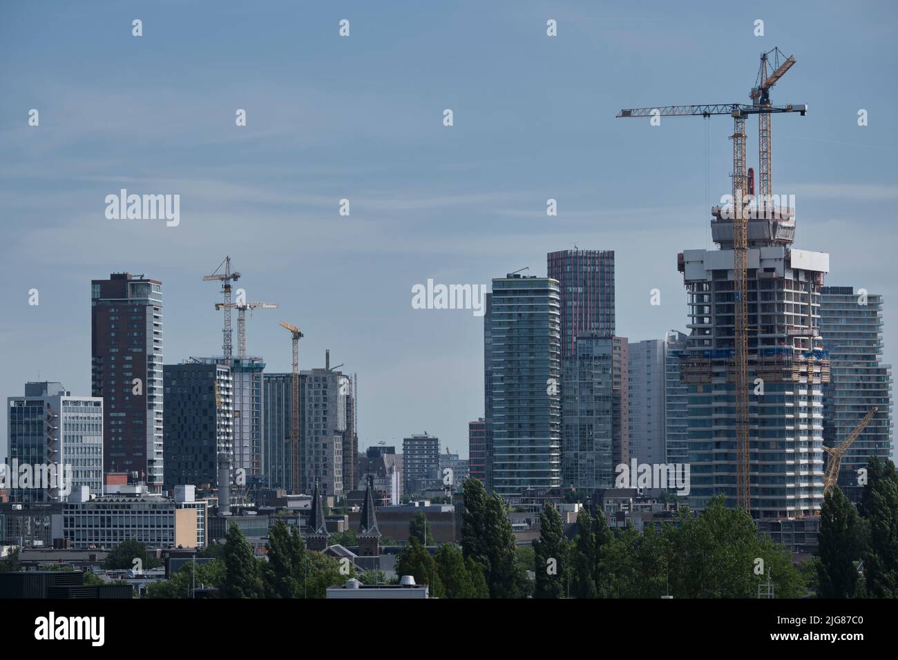 Die Skyline von Rotterdam mit der Erasmus-Brücke und Kop van Zuid ist ein Viertel in der Dämmerung, wie man es vom Euromast-Turm aus in den Niederlanden sieht Stockfoto