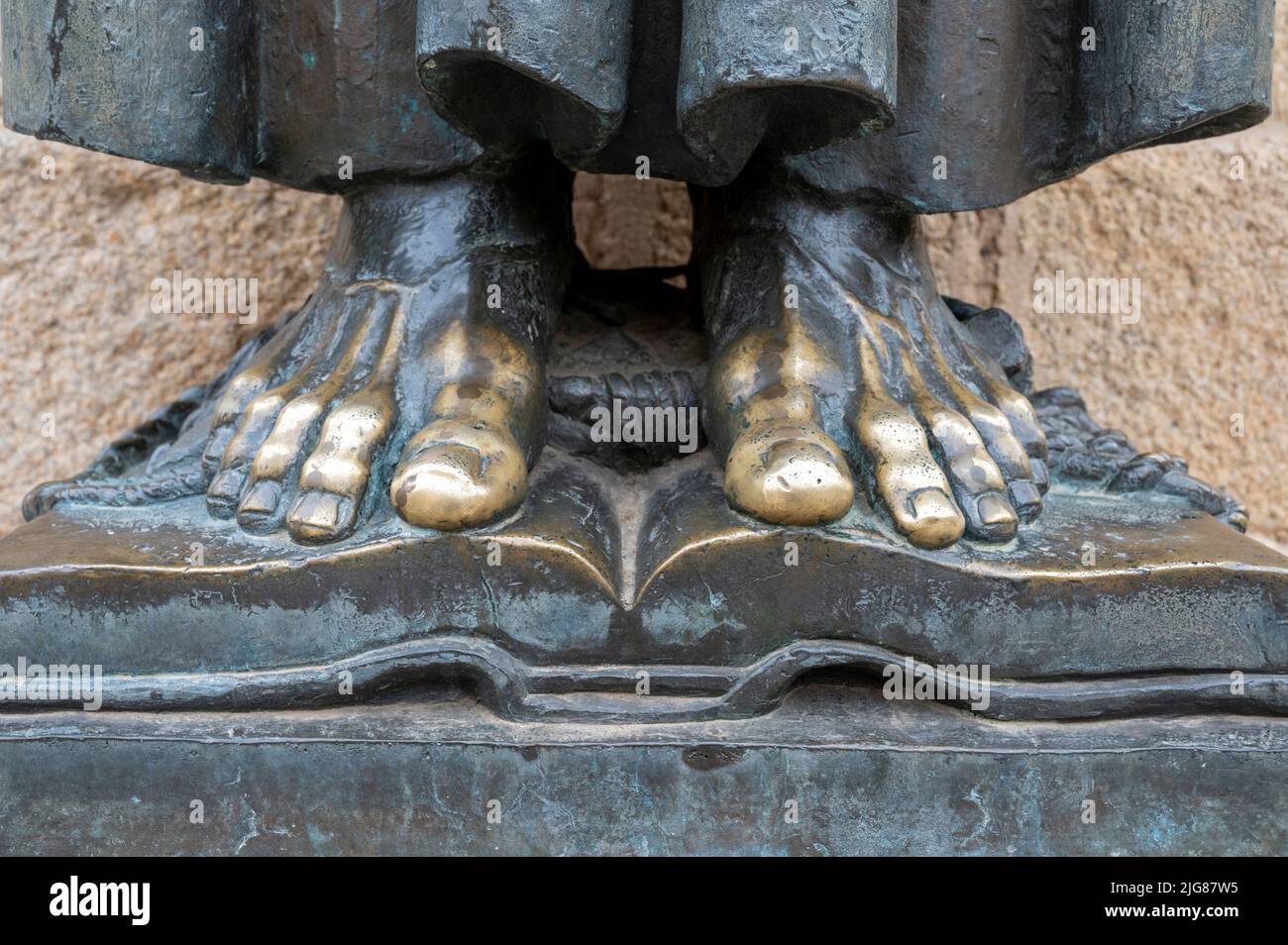 Die Füße einer Bronzestatue des Patrons von San Pedro de Alcantara der Diözese Caceres in Extramdura, Spanien, mit glänzenden Kanten, an denen die Menschen berührt haben Stockfoto