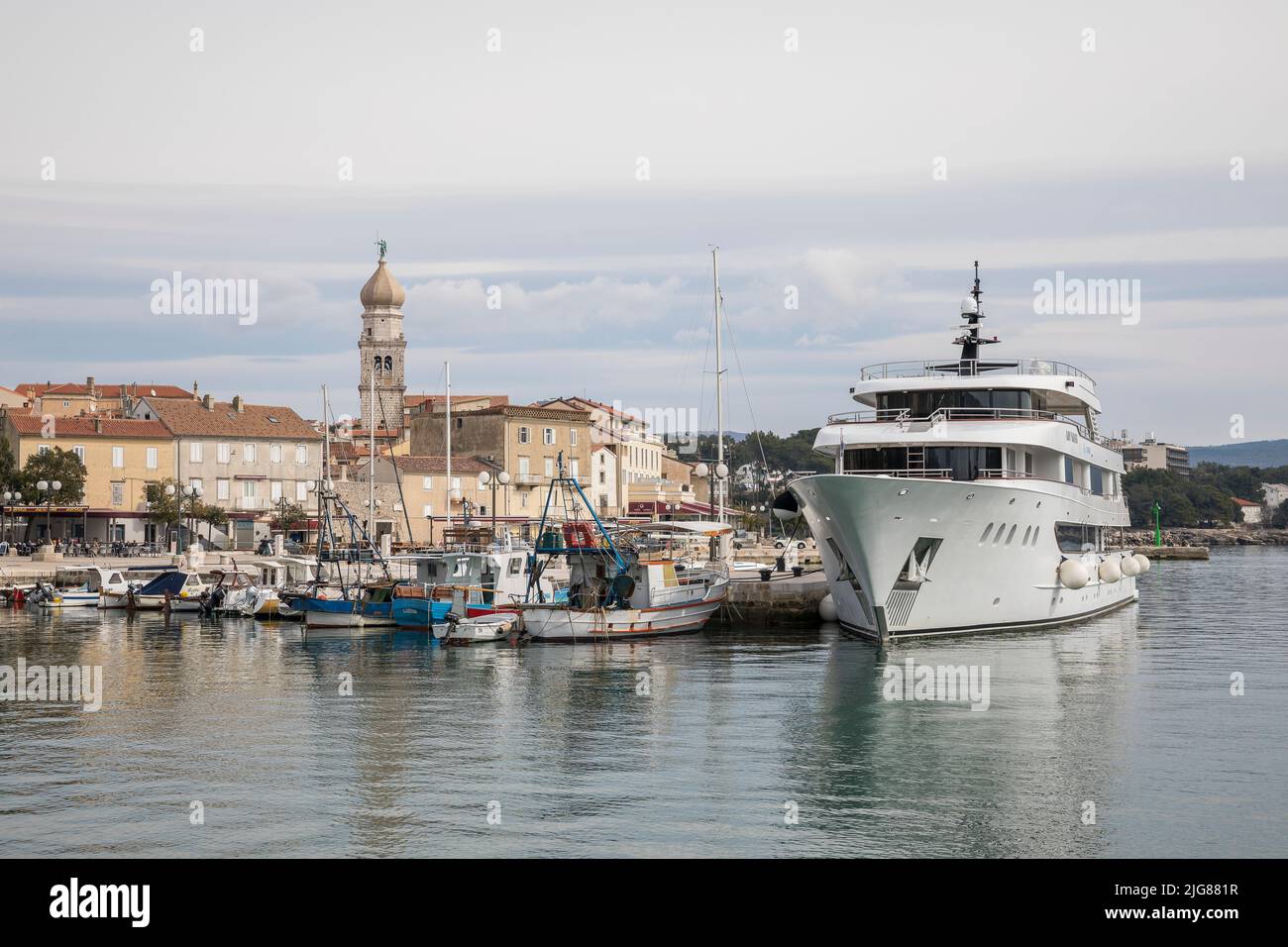 Große Motoryacht und Fischerboote im Hafen vor der Altstadt, Krk Stadt, Krk Insel, Adria, Kvarner Bucht, Powiat Primorje-Gorski kotar, Kroatien, Europa Stockfoto