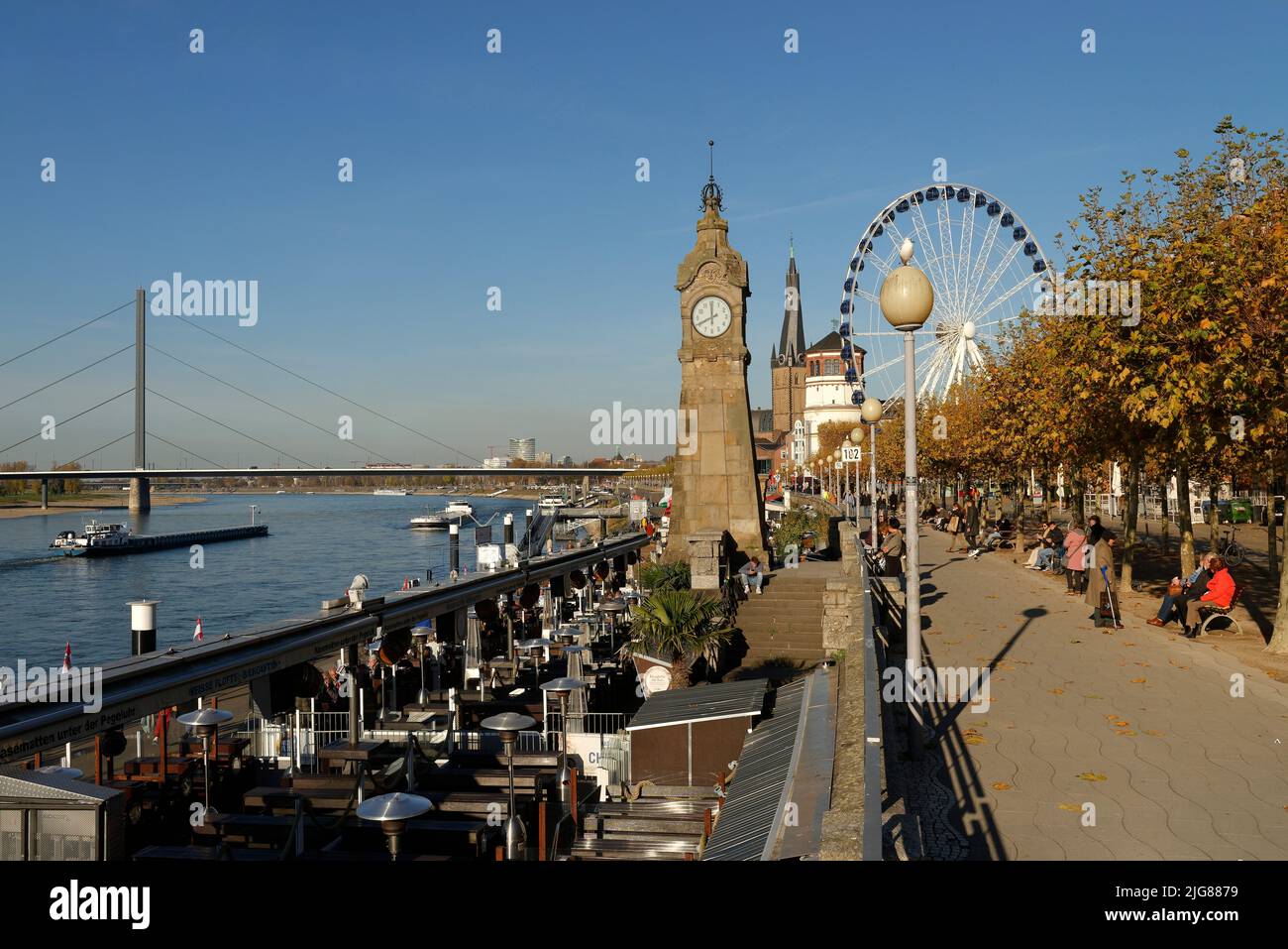 Rheinufer mit dem Burgturm, Wasserstuhr, St. Lambertus Kirche und dem Riesenrad, Düsseldorf, Rhein, Nordrhein-Westfalen, Deutschland Stockfoto