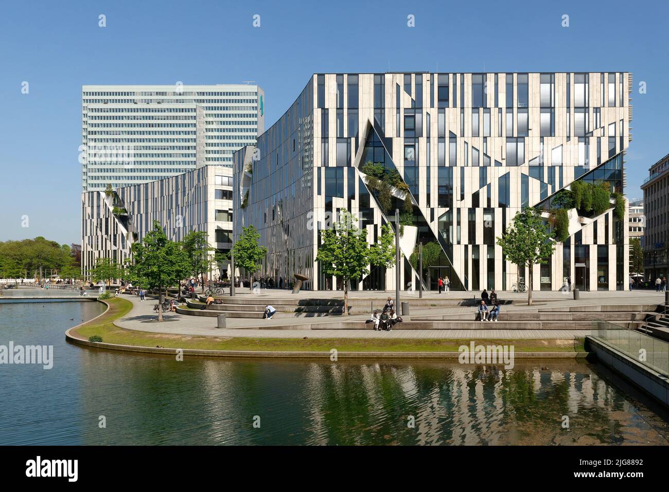 Blick auf das Dreischeibenhaus und den Kö-Bogen von Daniel Libeskind in der Königsallee, Düsseldorf, Nordrhein-Westfalen, Deutschland Stockfoto