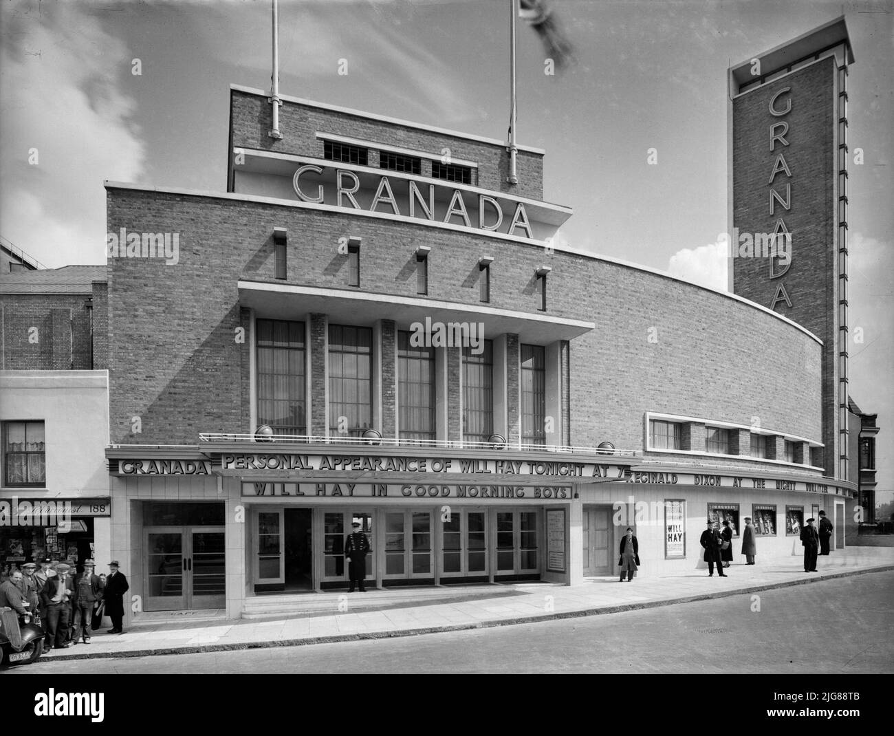 Granada Cinema, Powis Street, Woolwich, Greenwich, Greater London Authority, 1937. Außenansicht von Süd-West, zeigt die Frontansicht des Kinos Granada. Das Bild zeigt das Kino, das für den Film 'Good Morning, Boys' aus dem Jahr 1937 wirbt, mit einem persönlichen Auftritt eines der Stars, will Hay. Stockfoto