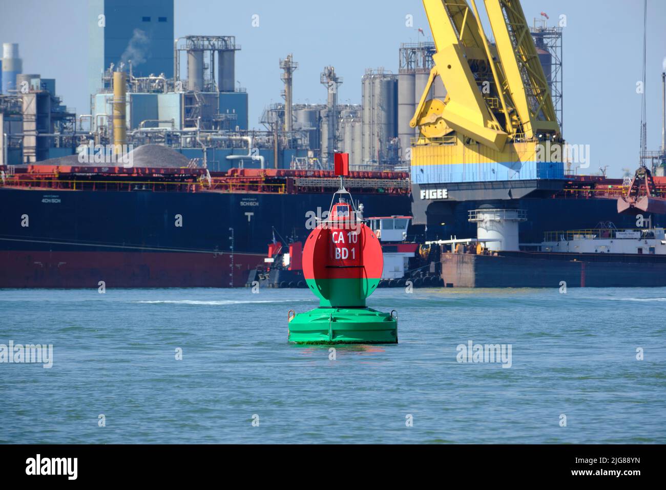 Grüne rote Boje zur Markierung einer Spaltung im Kanal Nieuwe Waterweg im Hafen von Rotterdam, Niederlande. Stockfoto
