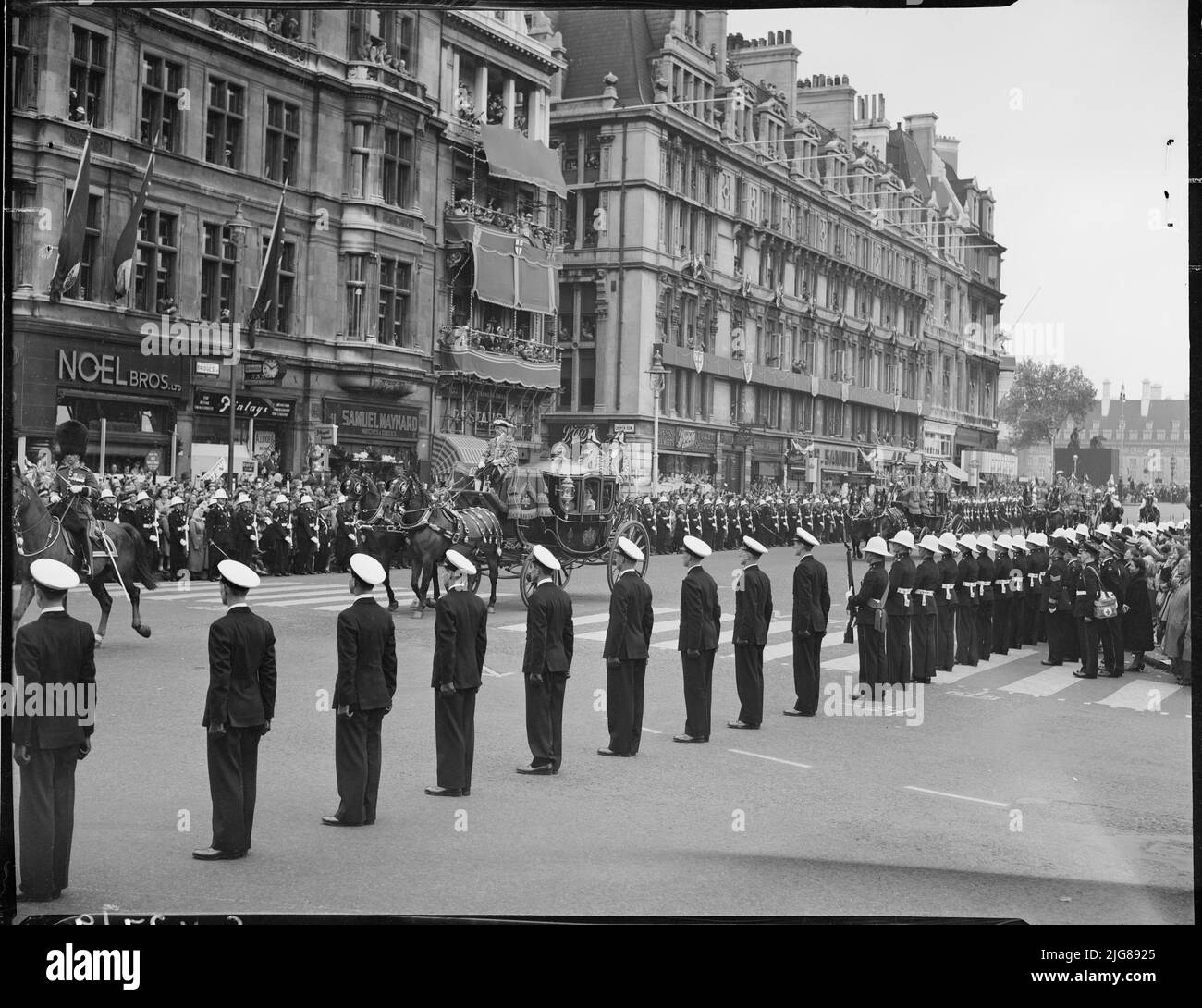 Krönung von Königin Elizabeth II., Bridge Steet, Westminster, City of Westminster, Greater London Authority, 02-06-1953. Mitglieder der Streitkräfte säumen die Bridge Street, wenn die Krönungsprozession von Königin Elisabeth II. Vorbeigeht, wobei der Bus Prinzessin Margaret und die Königin-Mutter im Vordergrund trägt. Stockfoto