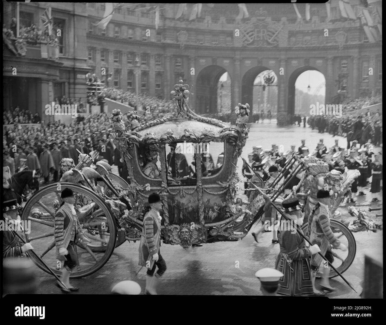 Krönung von Königin Elizabeth II, Admiralty Arch, The Mall, City of Westminster, Greater London Authority, 02-06-1953. Der Gold State Coach, der Königin Elizabeth II. Während der Krönungsprozession am Admiralty Arch vorbeiführt. Stockfoto