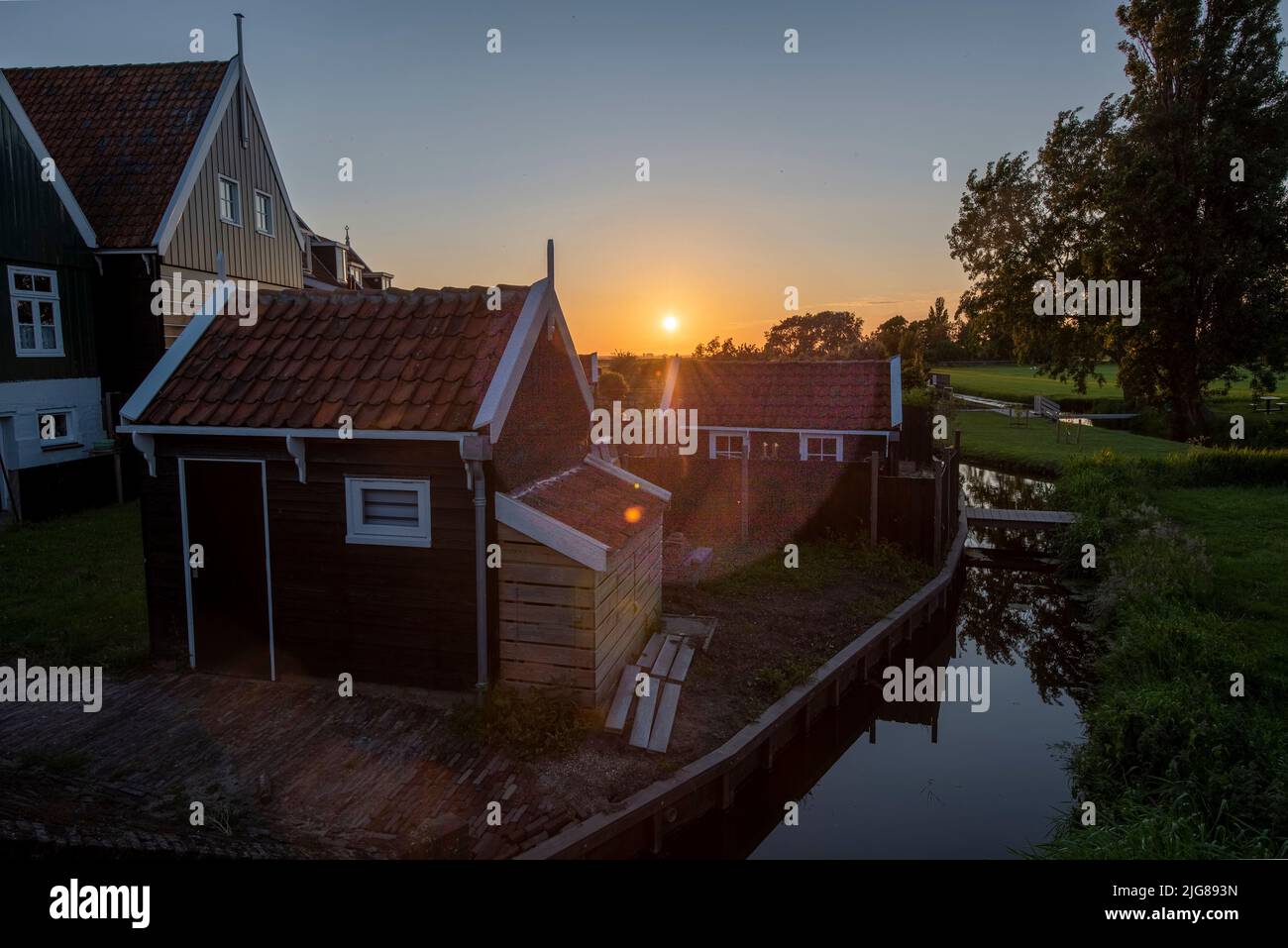 Charakteristische Häuser, Sonnenuntergang, Insel Marken, Noord-Holland, Niederlande Stockfoto