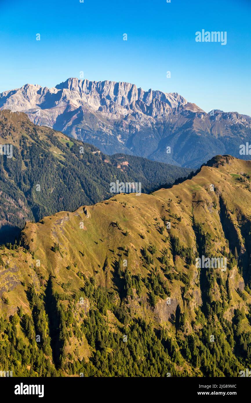 Italien, Venetien, Belluno, Canale d'Agordo, Morgenansicht des grünen Kamms von Palalada, im Hintergrund die Siuthseite von Marmolada Stockfoto