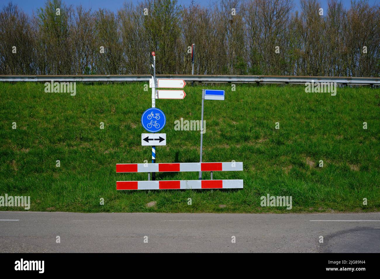 Verkehrszeichen für eine zweispurige Fahrradspur. In den Niederlanden gibt es viele dieser Radwege. Stockfoto