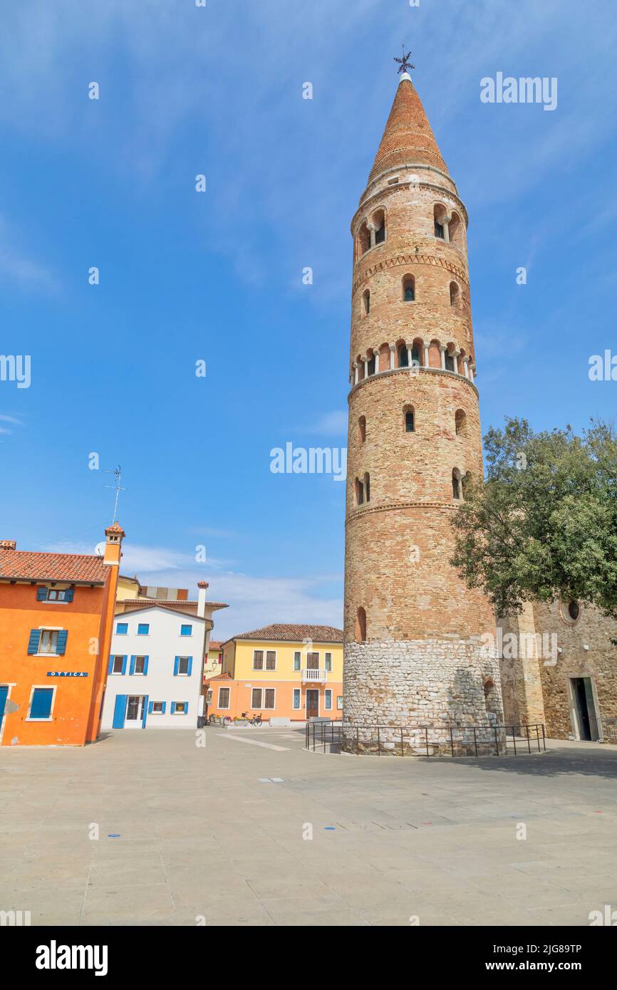 Italien, Venetien, Provinz Venedig, Stadt Caorle, Glockenturm, Symbol von Caorle, seltener zylindrischer Glockenturm Stockfoto