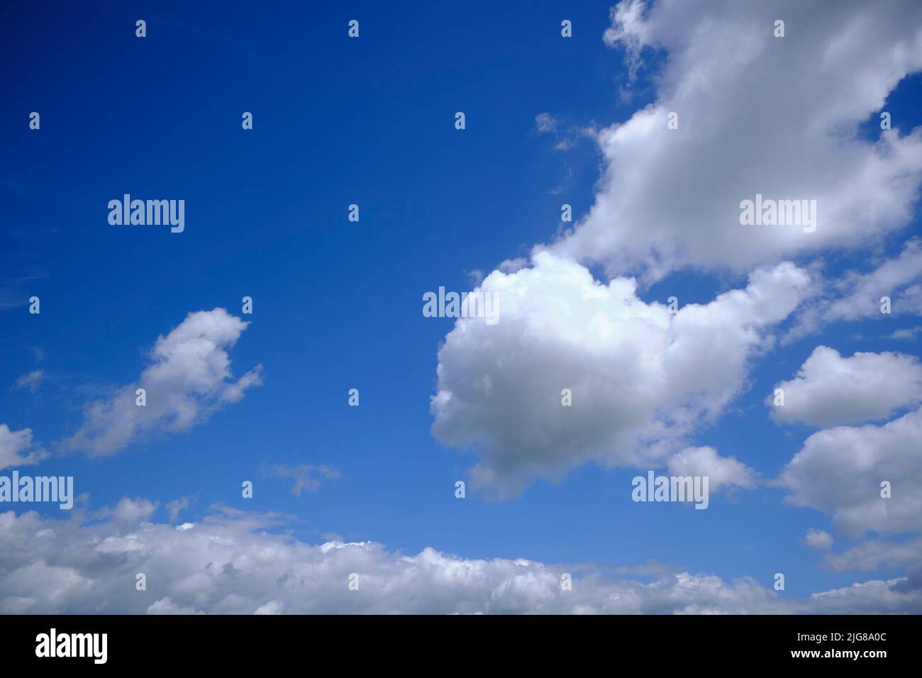 Weiße Wolken am blauen Himmel perfekt für den Hintergrund Stockfoto