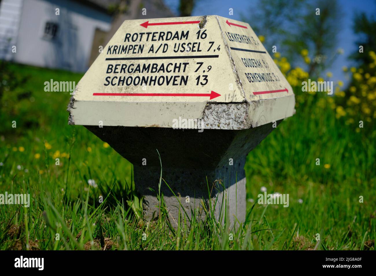 Radwege führen. Weißes Schild mit Städtenamen, Niederlande Stockfoto