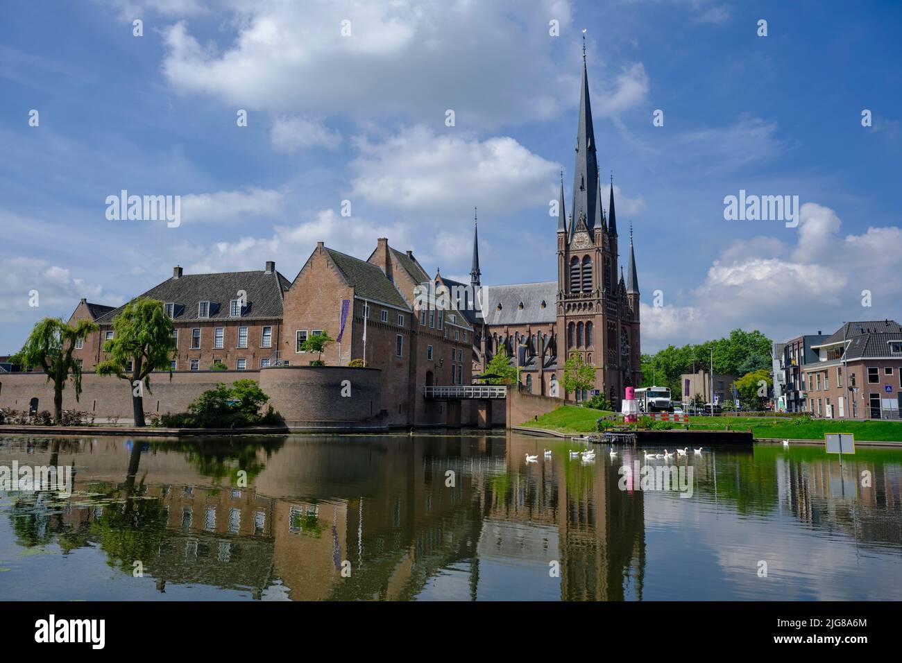 Woerden, Niederlande - Schloss Woerden (erbaut in ca. 1407) dahinter die katholische Kirche Sint-Bonaventura (erbaut in ca. 1892) in Woerden, der N Stockfoto