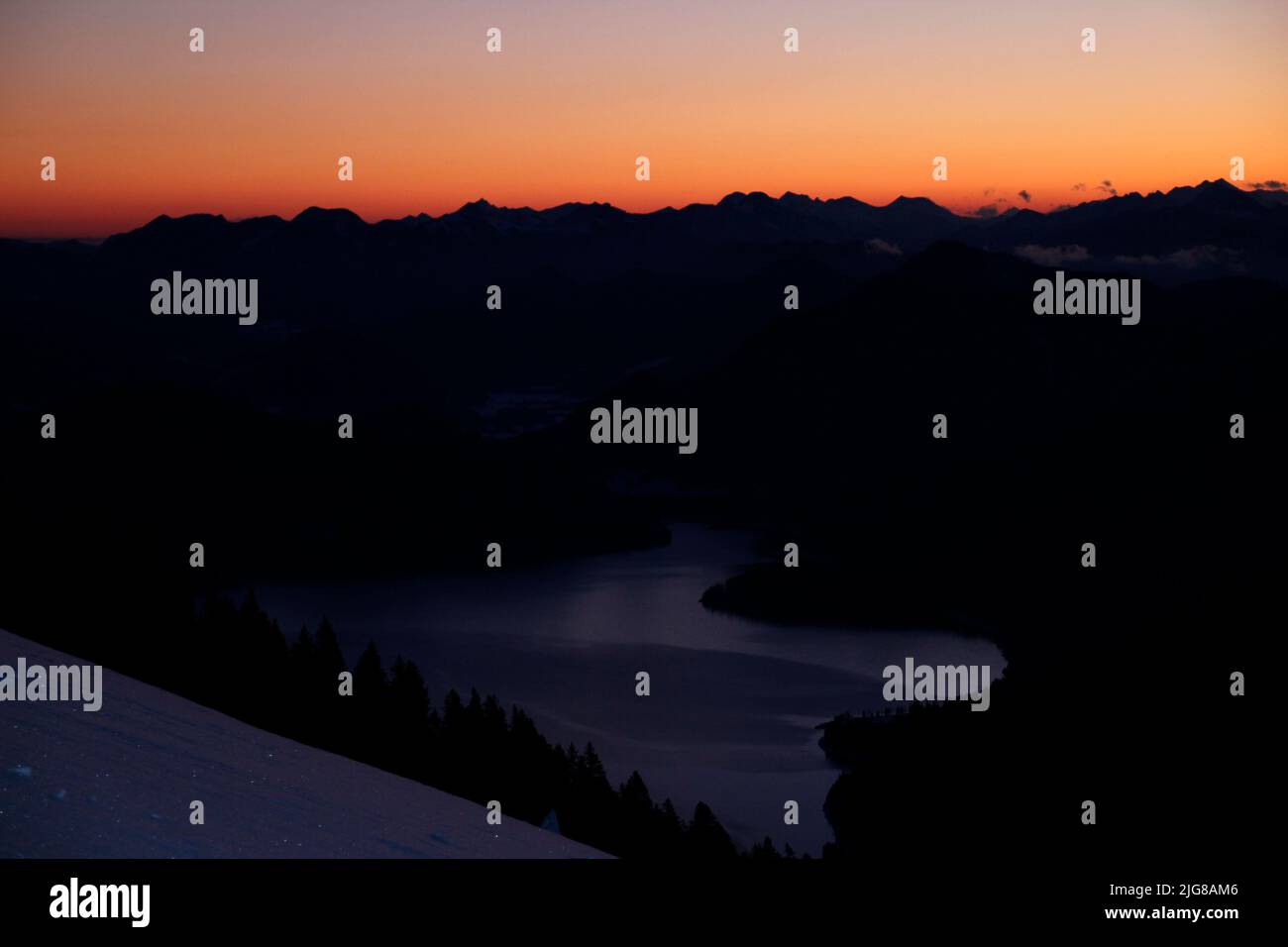 Winterwanderung, Skitour nach Simetsberg. Walchensee, Dawn, Deutschland, Bayern, Walchensee, Einsiedl Stockfoto