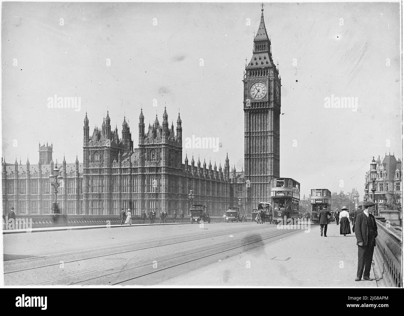 Palace of Westminster, Parliament Square, Westminster, City of Westminster, Greater London Authority, 1911. Der Palast von Westminster von der Westminster Bridge aus gesehen, mit Fußgängern und Kraftfahrzeugen im Vordergrund. Stockfoto