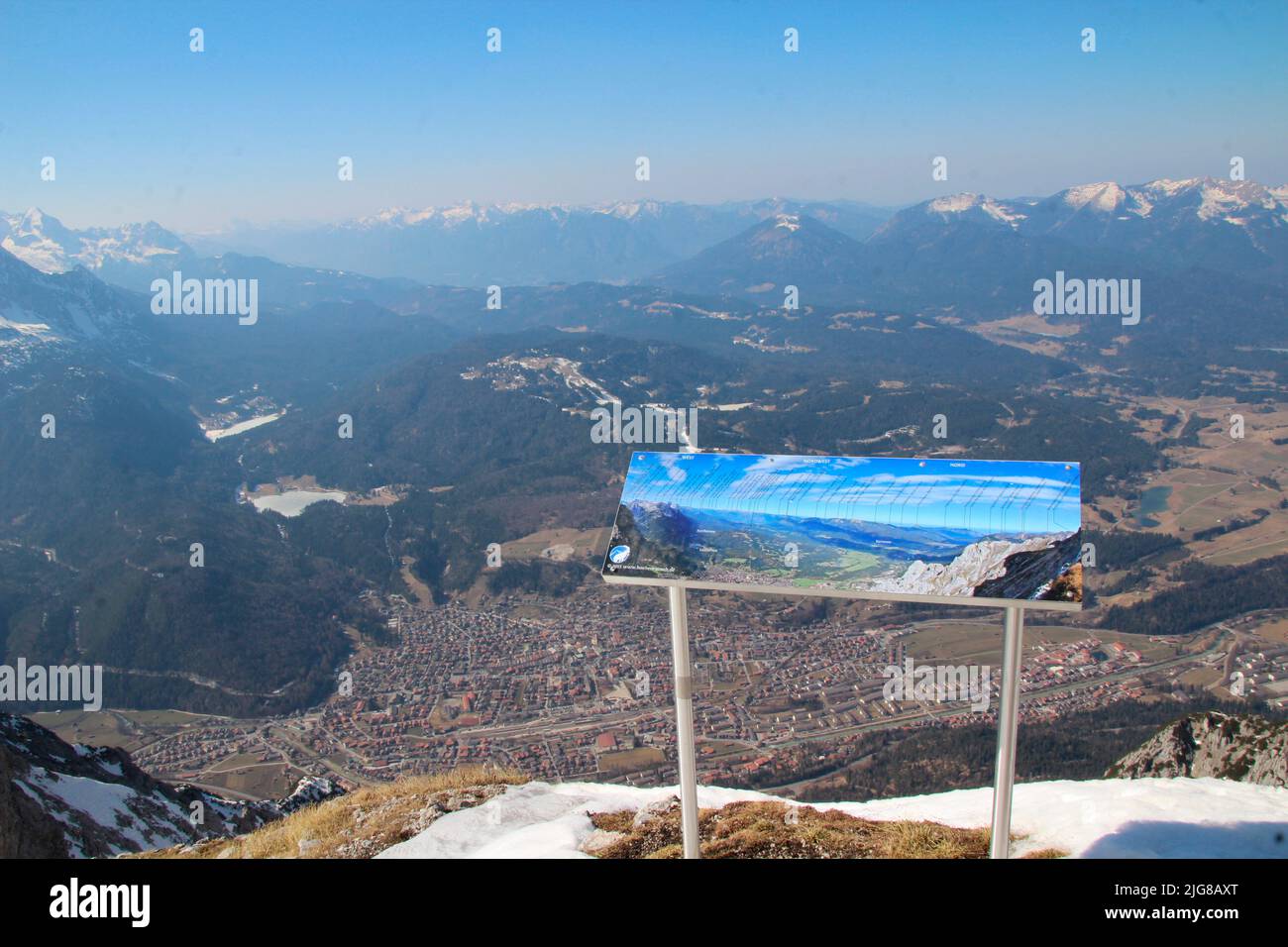 Panoramakarte, Blick vom Karwendel, an der Bergstation Karwendelbahn zum Estergebirge, im Vordergrund Mittenwald, gegen blauen Himmel, Stockfoto