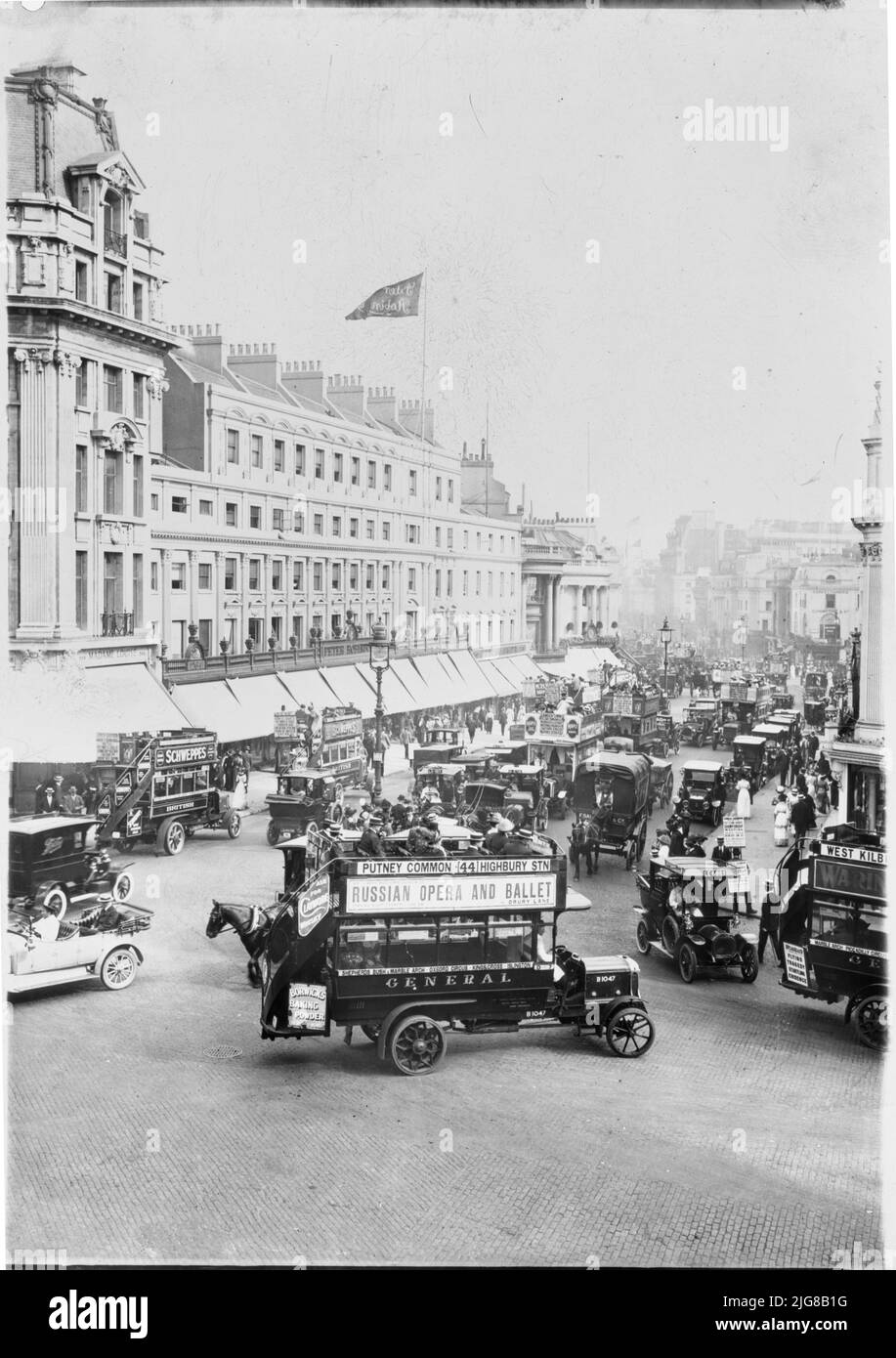 Regent Street, City of Westminster, Greater London Authority, 1911. Eine geschäftige Szene in der Regent Street, die auf das Kaufhaus Peter Robinson blickt, mit Autos, Omnibussen und Pferdekutschen, die die Straße überziehen. Stockfoto