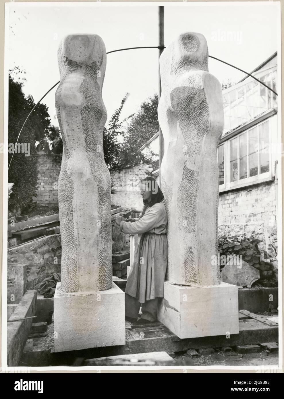 Trewyn Studio, Barnoon Hill, St Ives, Cornwall, 25-10-1950. Barbara Hepworth in ihrem Atelier in St. Ives, wo sie an der Skulptur 'kontrapunktische Formen' für die South Bank Exhibition, Festival of Britain, arbeitete. Die Originalunterschrift lautet: "Barbara Hepworth arbeitet an ihrer Skulptur für die Festival of Britain Exhibition 1951, South Bank, London, in ihrem Atelier in St. Ives, Cornwall." Die Steinskulptur war "The Spirit of Discovery" und wog 9 Tonnen. Es wurde vom Arts Council in Auftrag gegeben und auf einem Podest vor dem Dome of Discovery auf der South Bank Exhibition ausgestellt. Stockfoto