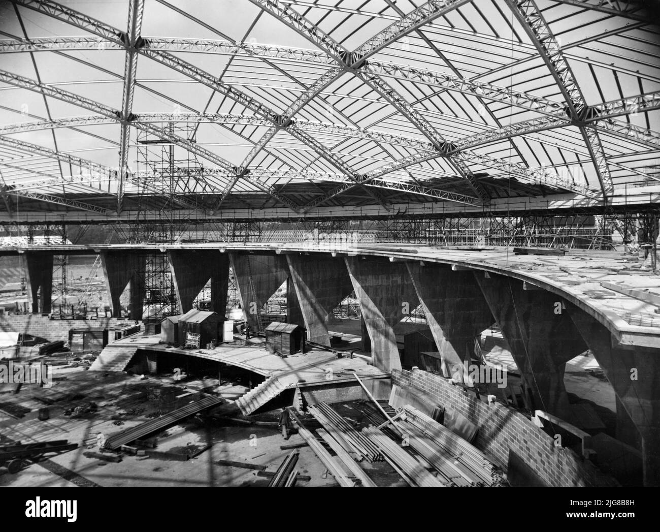 Festival of Britain, South Bank Exhibition, Dome of Discovery, Chicheley Street, South Bank, Lambeth, Greater London Authority, 04-09-1950. Eine Innenansicht des Dome of Discovery, der vor dem Festival of Britain im Bau ist. Die Originalunterschrift lautet: „Ansicht eines Teils des Innenraums der Kuppel im Bau; das Bild zeigt die Dachkonstruktion kurz vor der Verkleidung mit Aliminium (sic)-Folie.“ Der Dome of Discovery wurde von Ralph Tubbs entworfen. Das Gebäude war eine temporäre Struktur aus Stahlbeton und Aluminium. Damals war es die größte Aluminiumkonstruktion Stockfoto