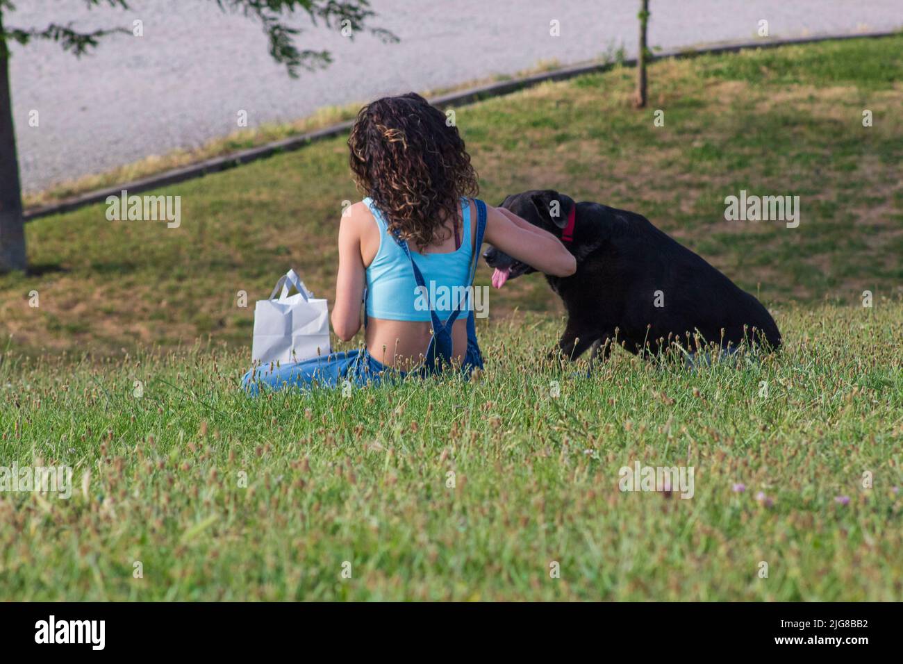 Foto von einem Mädchen mit ihrem Hund Stockfoto