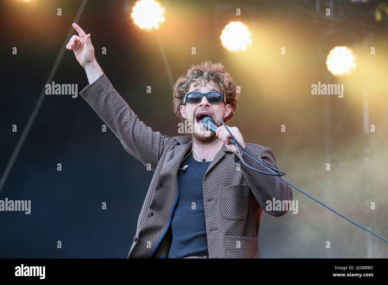 Glasgow, Großbritannien. 08.. Juli 2022. TOM GRENNAN und seine Band spielten das TRNSMT Musikfestival in Glasgow Green, Glasgow, Schottland, Großbritannien. Das Festival, das drei Tage lang stattfindet, wird voraussichtlich ausverkauft sein und Tausende von Musikfans aus dem ganzen Land werden teilnehmen. Es ist das erste Mal, dass das Festival seit den Zwangssperrungen stattfindet. Kredit: Findlay/Alamy Live Nachrichten Stockfoto