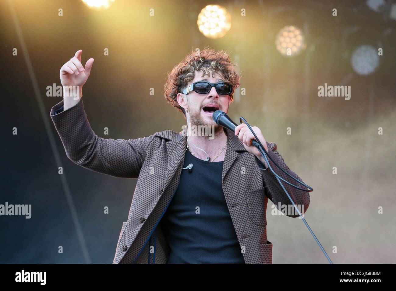 Glasgow, Großbritannien. 08.. Juli 2022. TOM GRENNAN und seine Band spielten das TRNSMT Musikfestival in Glasgow Green, Glasgow, Schottland, Großbritannien. Das Festival, das drei Tage lang stattfindet, wird voraussichtlich ausverkauft sein und Tausende von Musikfans aus dem ganzen Land werden teilnehmen. Es ist das erste Mal, dass das Festival seit den Zwangssperrungen stattfindet. Kredit: Findlay/Alamy Live Nachrichten Stockfoto