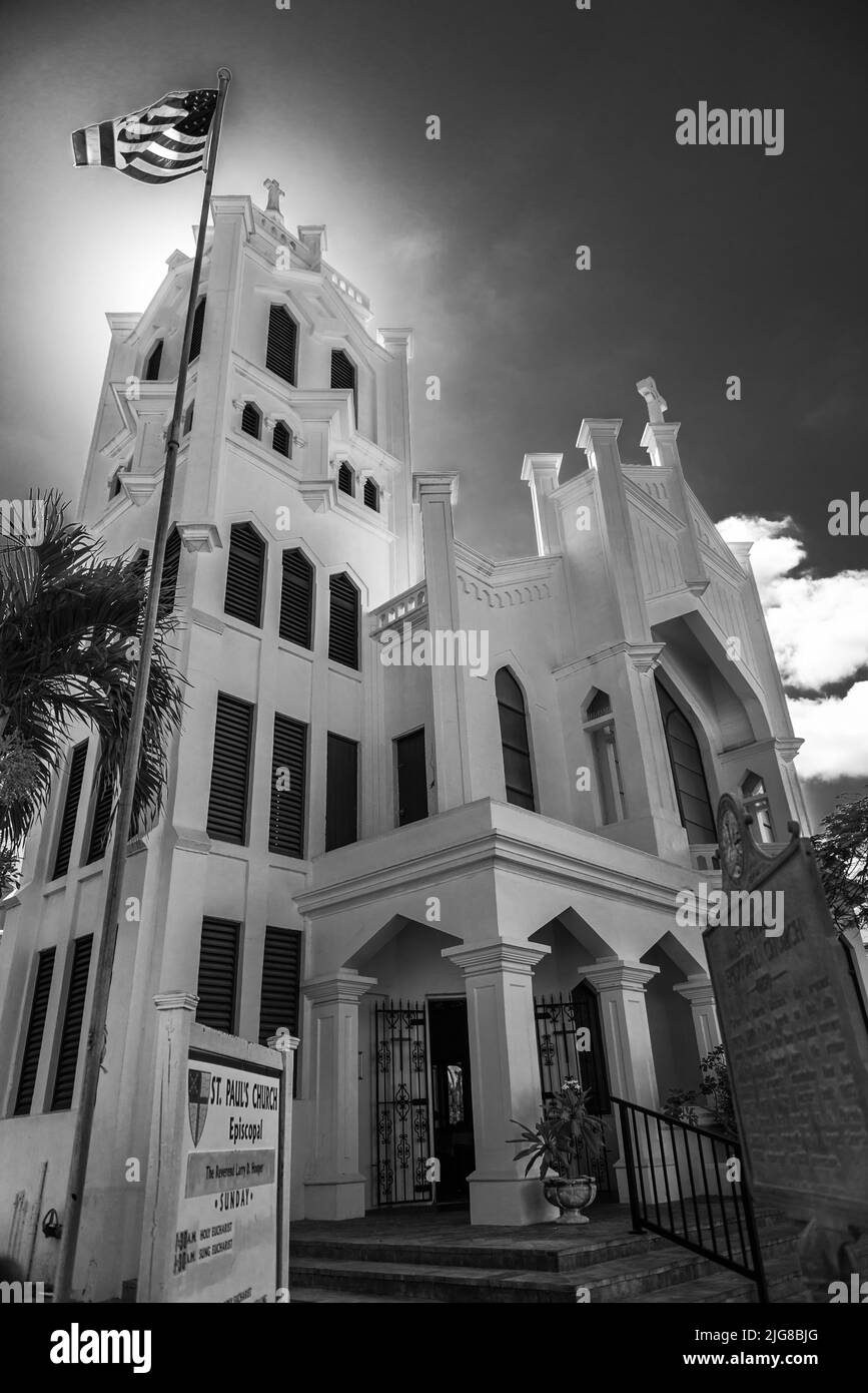 Eine vertikale Graustufenaufnahme der Bischofskirche St. paul in Key West Stockfoto