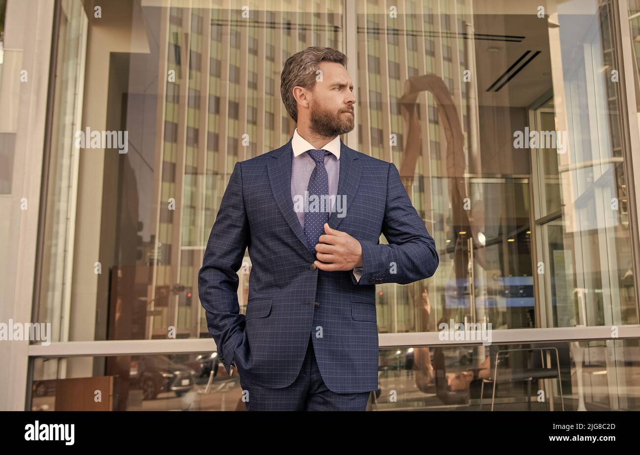 Serious handsome Unternehmer in geschäftsähnlichen Anzug außerhalb des Büros, Business-Mode Stockfoto