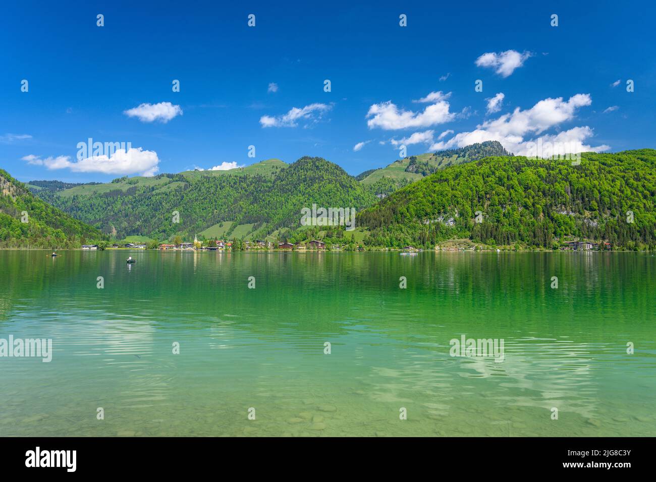 Österreich, Tirol, Kaiserwinkel, Walchsee, Walchsee mit Dorfblick Stockfoto