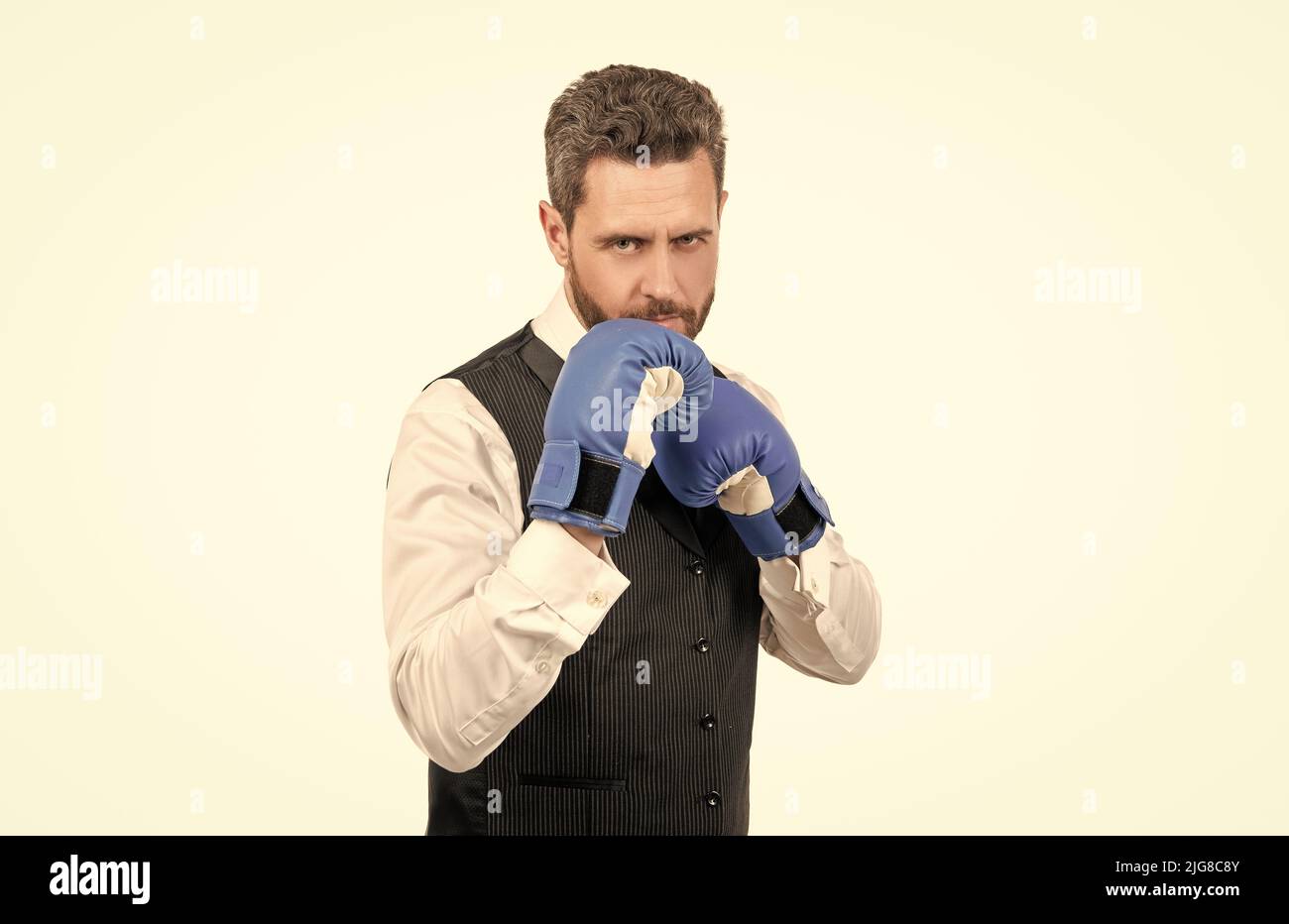 Reife Geschäftsmann in Boxhandschuhen bereit, isoliert auf weißem Hintergrund zu kämpfen, Boxen Stockfoto