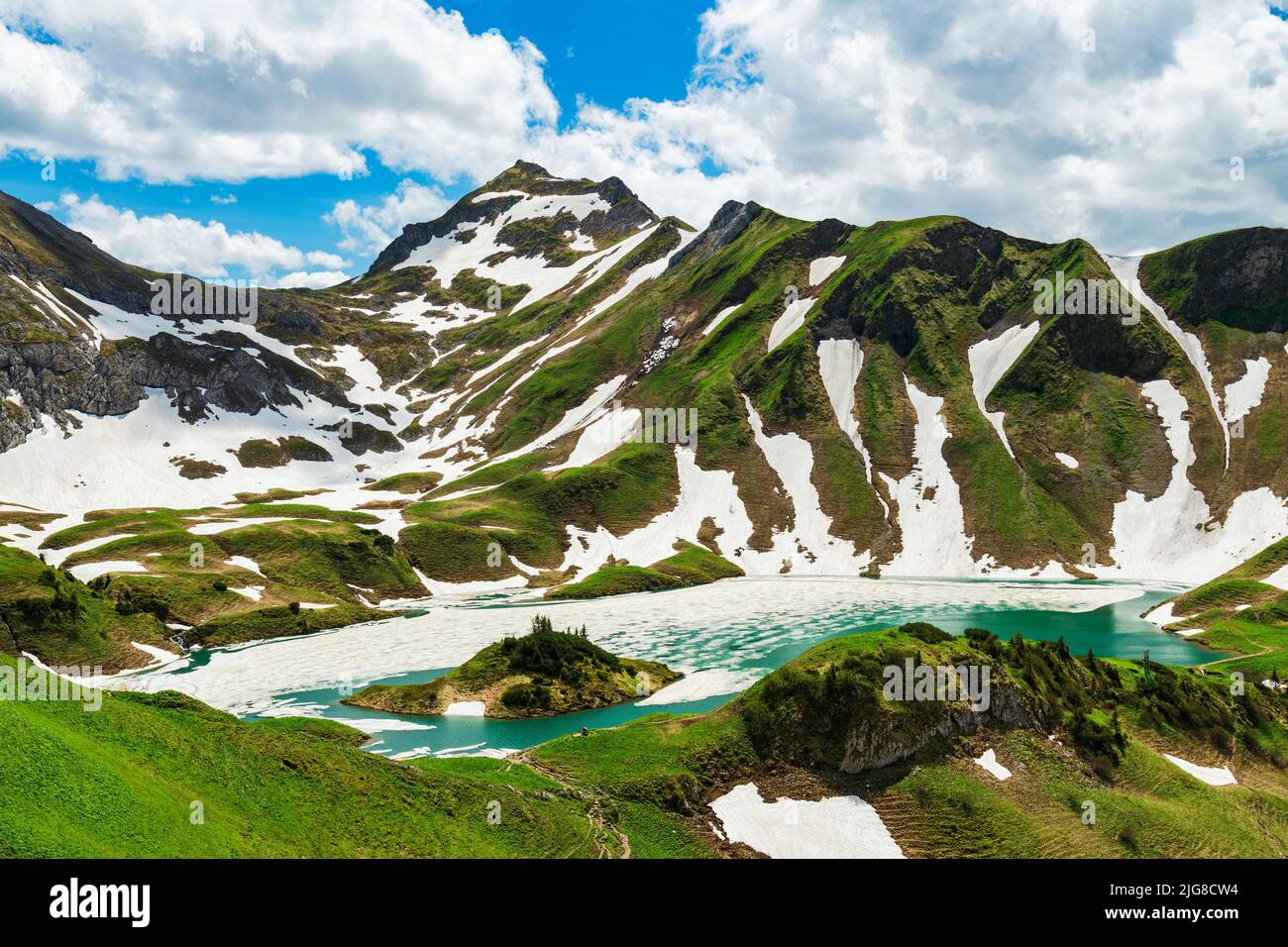 Der auftauende Schrecksee an einem sonnigen Frühsommertag. Allgäuer Alpen, Bayern, Deutschland, Europa Stockfoto