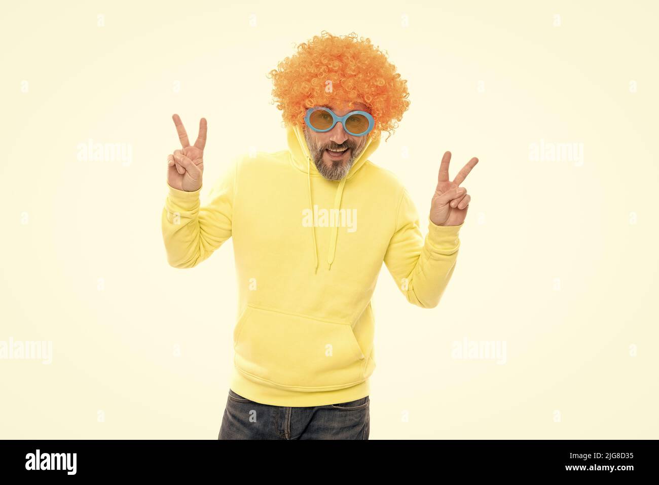 Einfach cool. Verrückter Mann zeigt Friedenszeichen. Coole Mode. Nerdy-Look. Flippige Perückenhaare Stockfoto