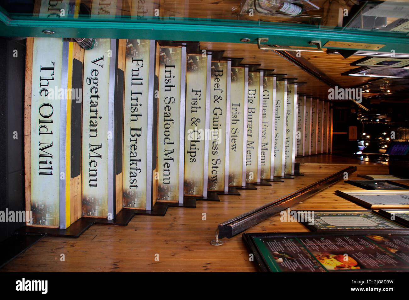 Treppen zur Bar, The Old Mill, Irish Bar, Restaurant, Schilder, Dublin, Irland, Europa Stockfoto