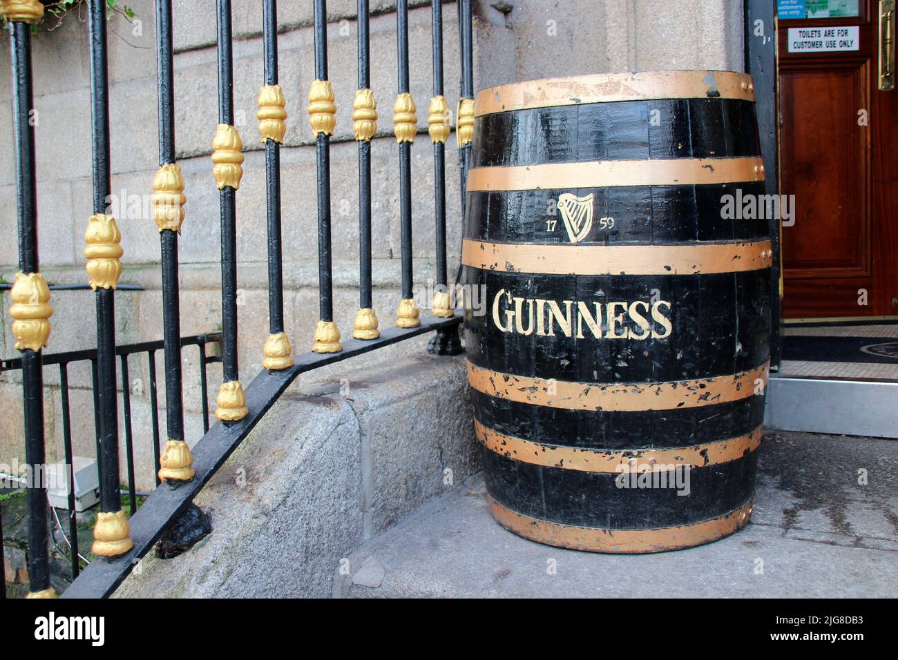 Guinness Barrel im Merchants Arch Gebäude in der Innenstadt von Dublin, Irland, Treppen, Geländer Stockfoto