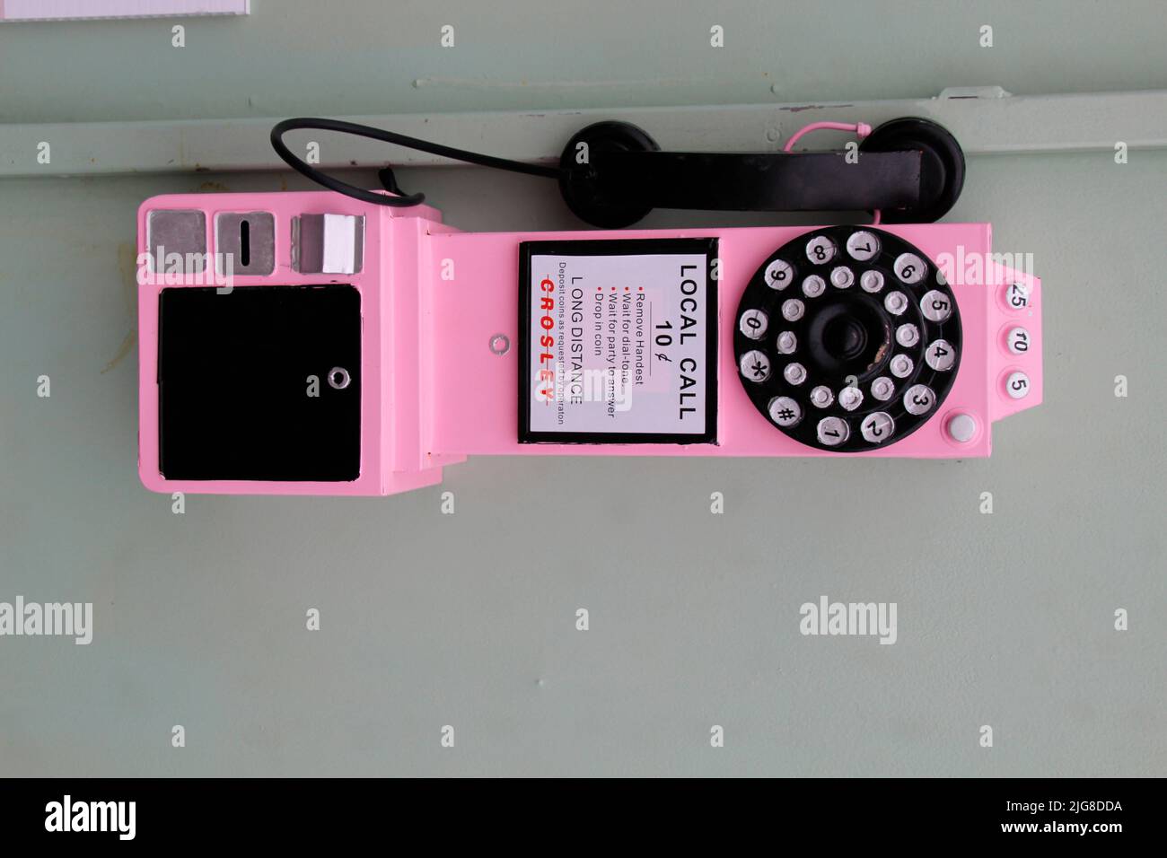 Rosafarbenes Telefon an einem Kiosk in der Nähe von Cliffs of Moher, Irland Stockfoto