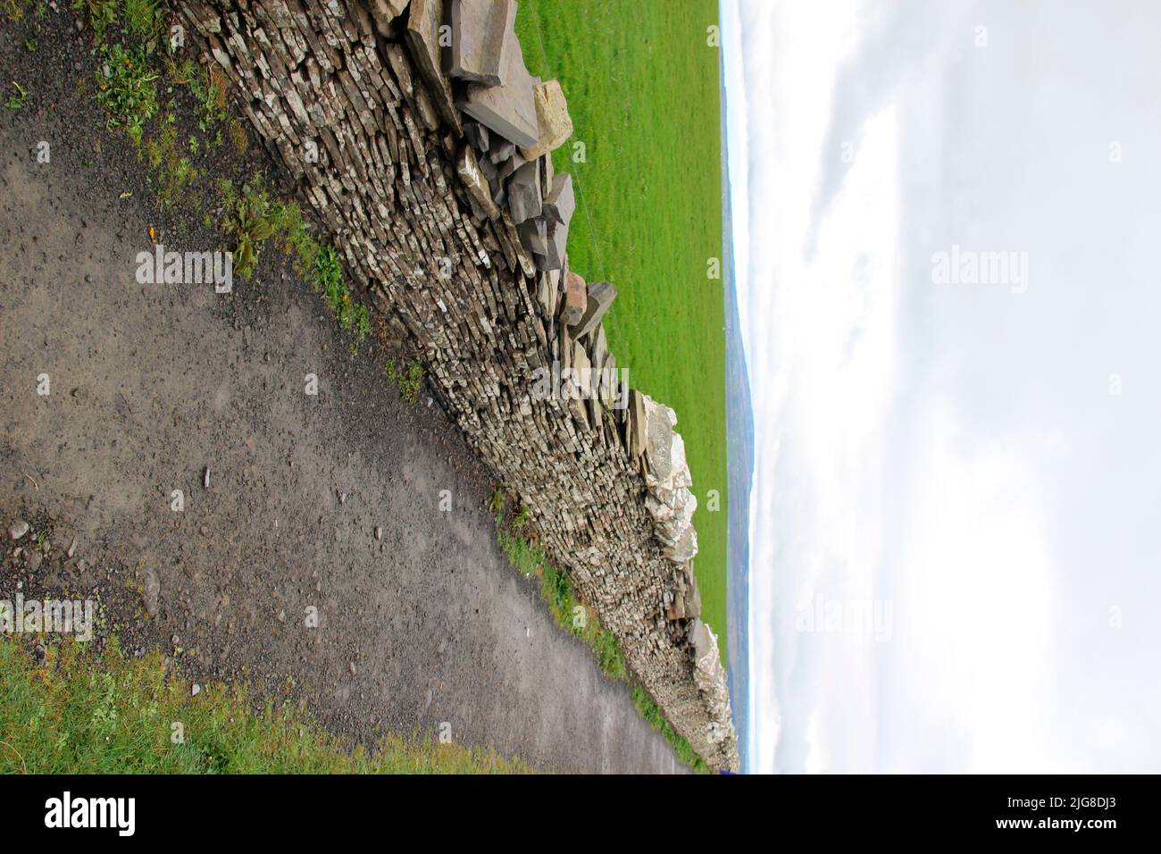 Steinmauer, Wanderweg an den Cliffs of Moher, County Clare, Irland, Europa. Stockfoto