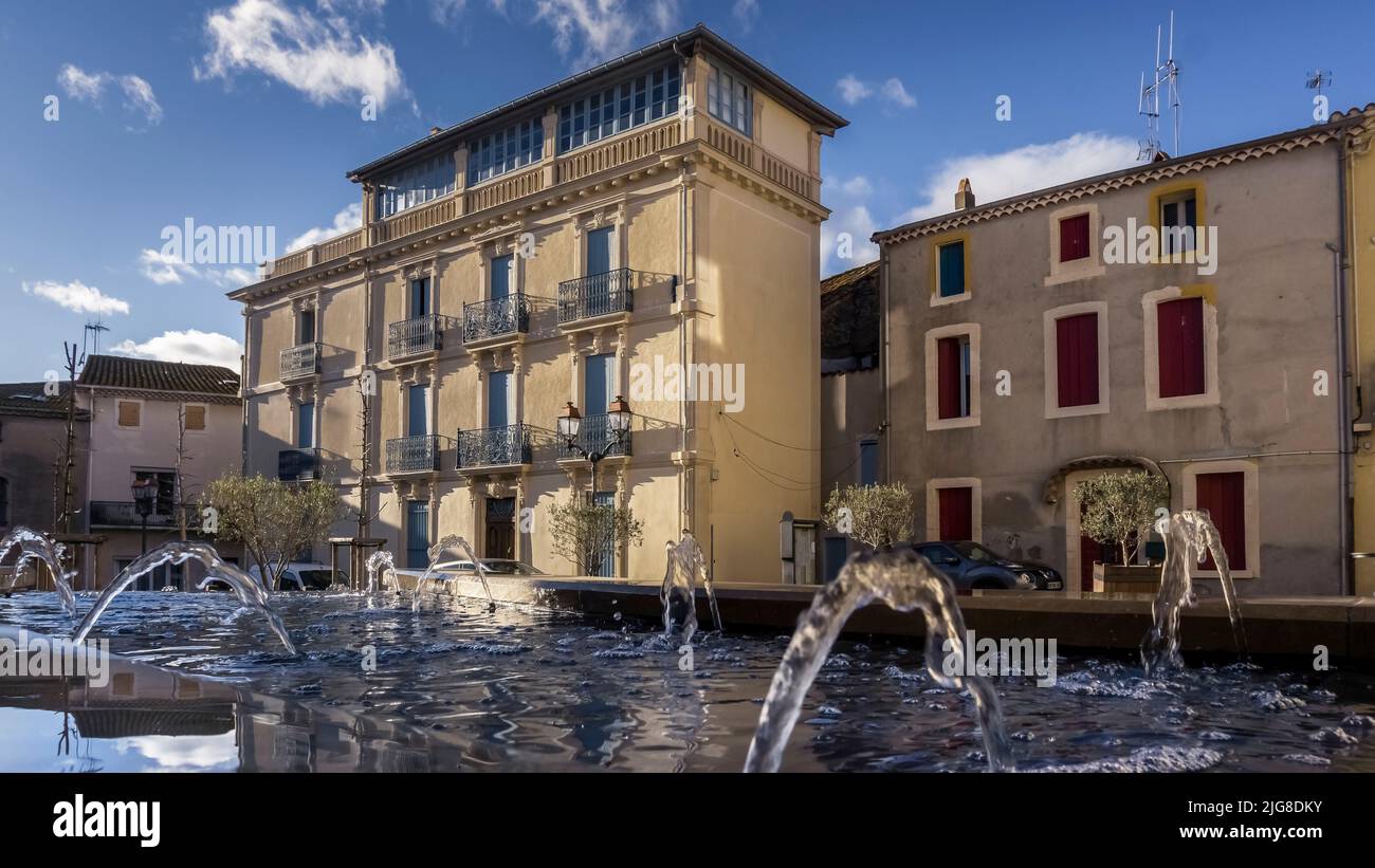 Brunnen auf dem Place de la Mairie in Lespignan Stockfoto