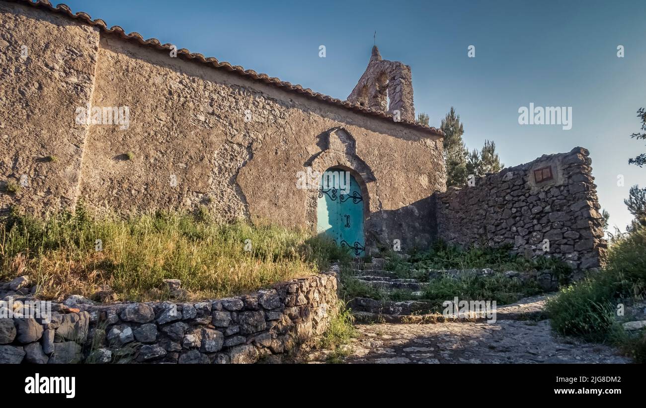 Verlassene Kirche von Saint Michel in Perillos. Erbaut im romanischen Stil. Stockfoto