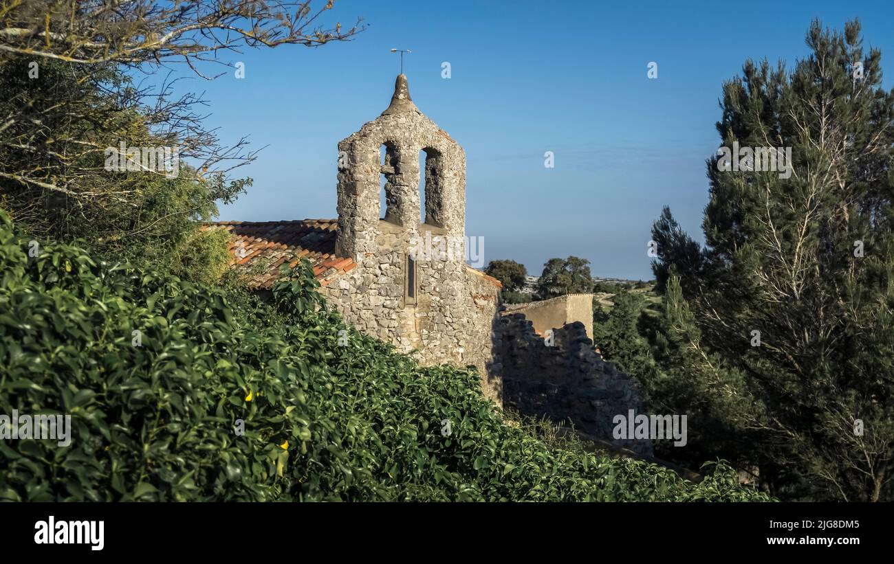 Verlassene Kirche von Saint Michel in Perillos. Erbaut im romanischen Stil. Stockfoto
