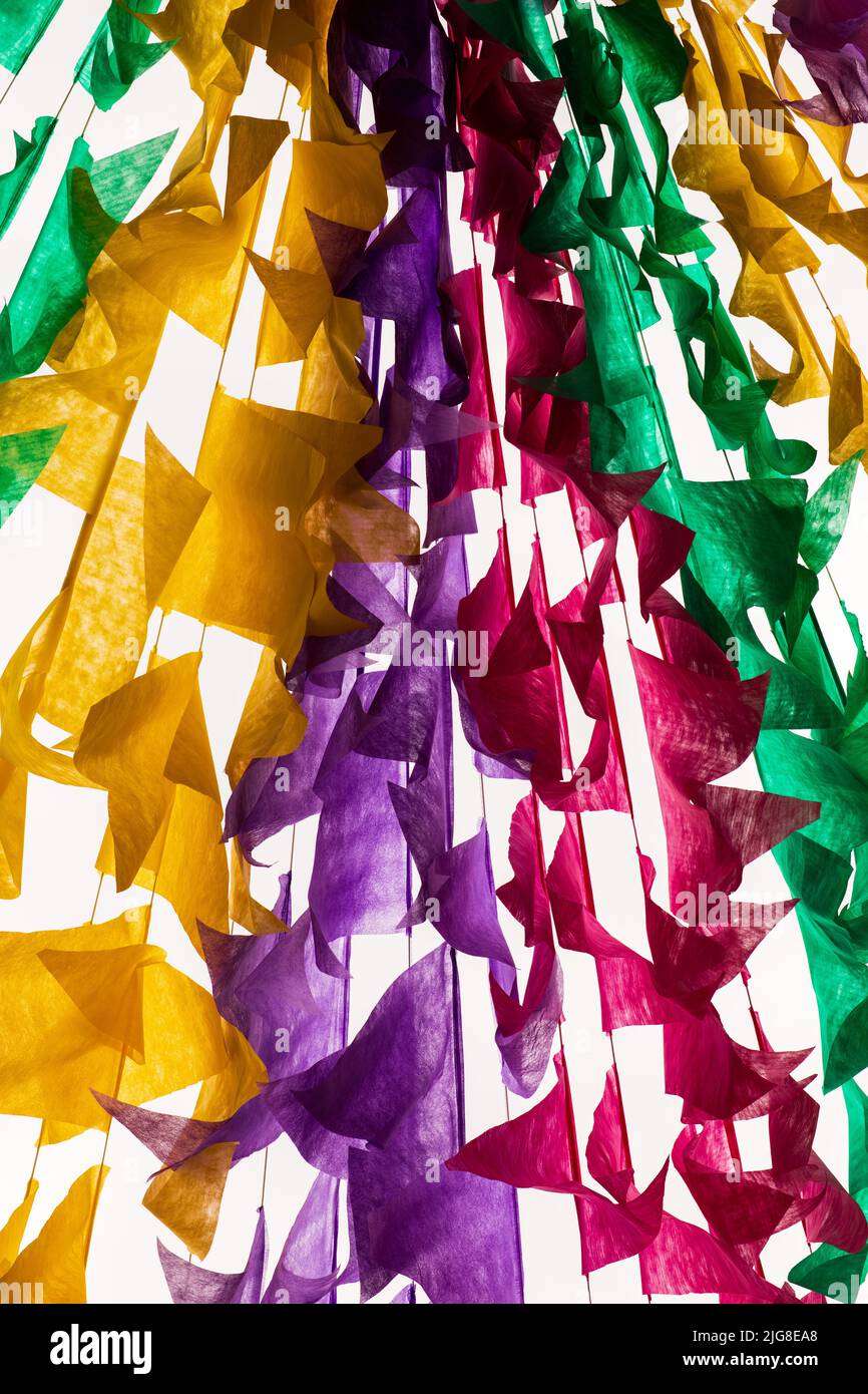 Junina Dekoration - bunte bewegliche Fahnen mit weißem Hintergrund Stockfoto