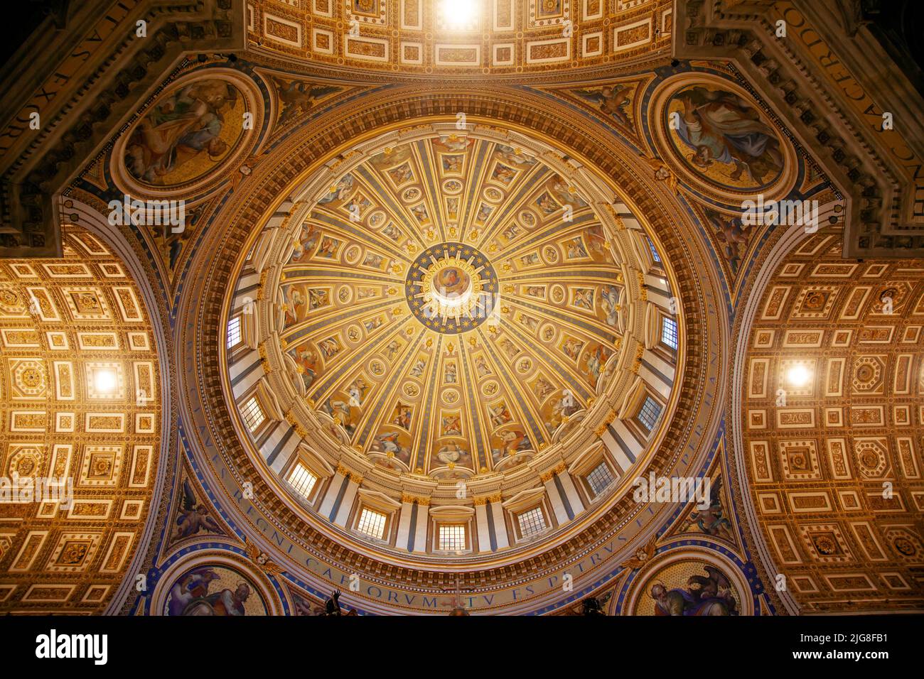 Das Innere der Kuppel der Petersdom, in der Vatikanstadt, Italien, Europa. Stockfoto