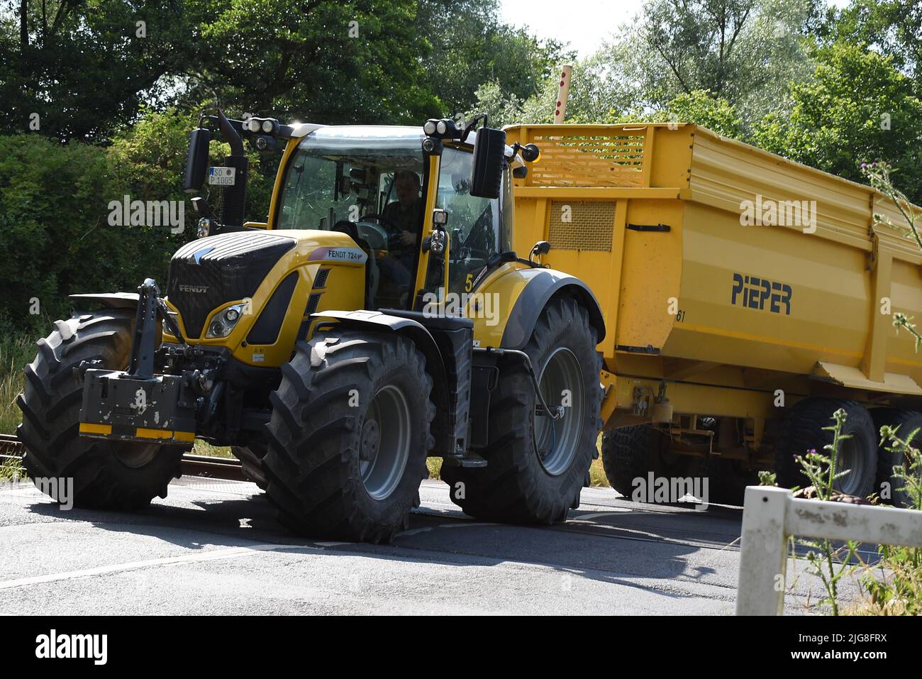 Unna, Deutschland - 05. Juli 2022 - Ein großer Fendt-Traktor wird verwendet, um die Ernte des Sommers nach Hause zu tragen. Stockfoto