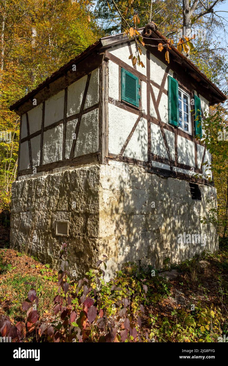 Das Kaltentalhäusle wurde 1864 vom königlichen Förster Philipp Freiherr von Hügel als Gartenhaus erbaut. Die Uracher nennen es liebevoll Villa Hügel. Stockfoto