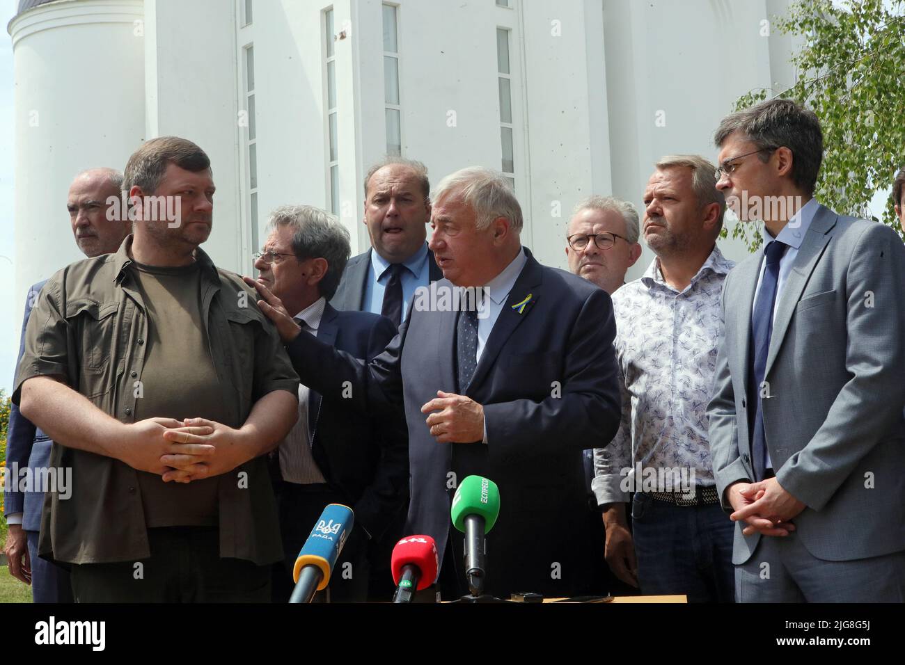 BUCHA, UKRAINE - 8. JULI 2022 - erster stellvertretender Sprecher der Werchowna Rada der Ukraine Oleksandr Korniienko, Präsident des Senats der Französischen Repu Stockfoto