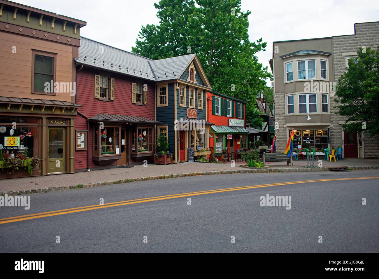 Blick auf die Straße auf malerische, historische Gebäude in der Vorstadt von Frenchtown, New Jersey, -05 Stockfoto