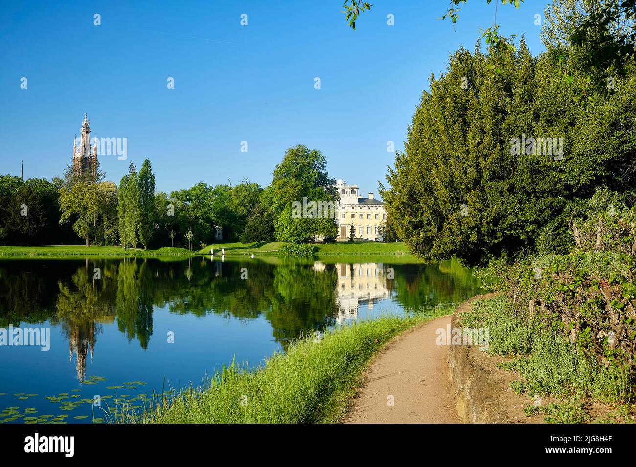 Turm von St. Peter-Kirche und Schloss, Wörlitzer Gartenreich, Wörlitz, Sachsen-Anhalt, Deutschland Stockfoto