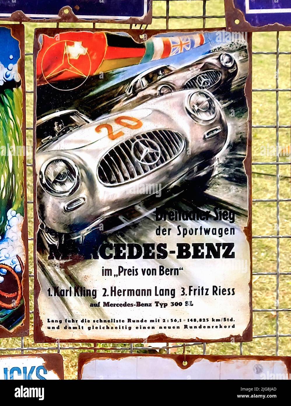 Altes Metallschild. Mercedes Benz 300 SL gewann am 18. Mai 1952 die ersten drei Plätze beim Grand Prix von Bern. Karl Kling, Hermann lang, Fritz Riess Piloten. Stockfoto